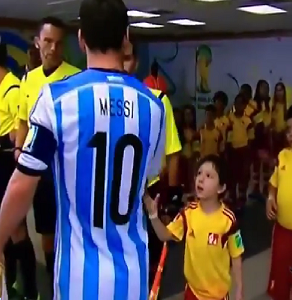 استياء من تجاهل ميسي مصافحة طفل قبل مباراة الأرجنتين والبوسنة